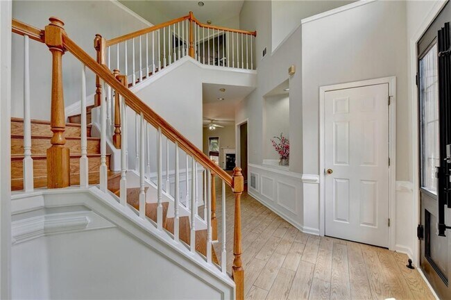 Building Photo - 2835 Crestmont Ct