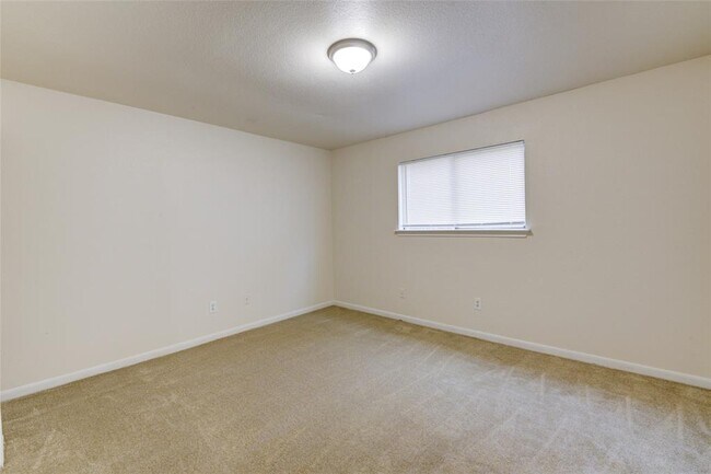 Building Photo - 3229 Hirschfield Rd