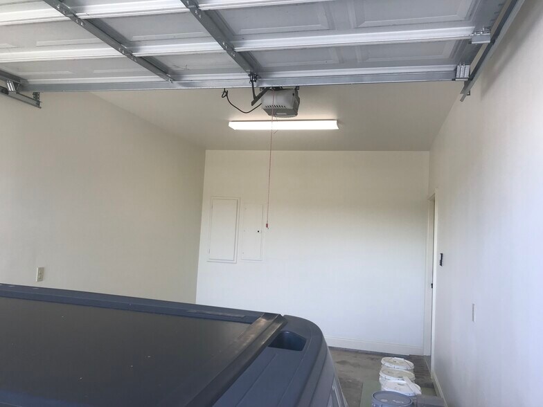 Garage - 37150 Woodgate Ave