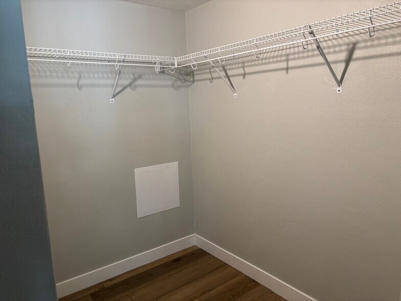 Building Photo - 1646 W 42nd St