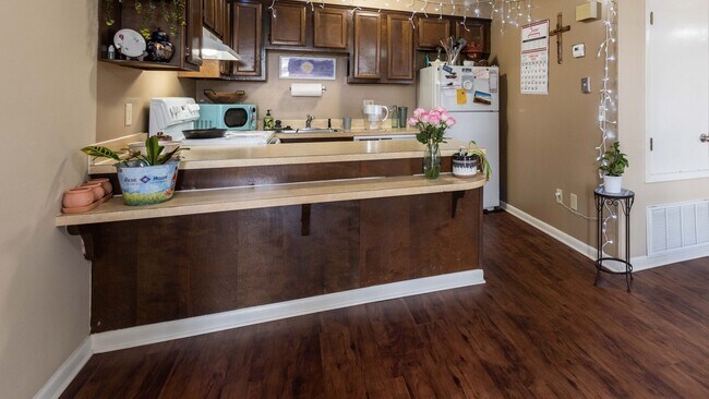 Building Photo - Hardy Manor Apartment Homes