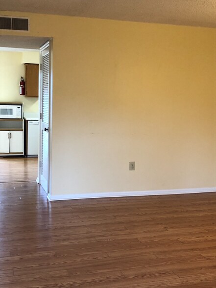 Building Photo - 250 Elm St