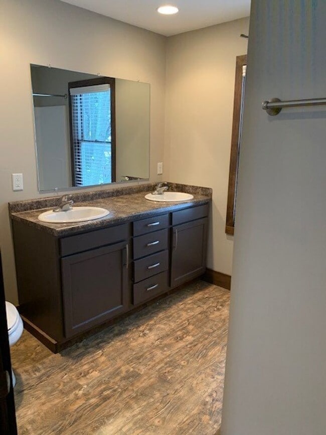 Building Photo - Three Bedroom Home Located in Zeeland