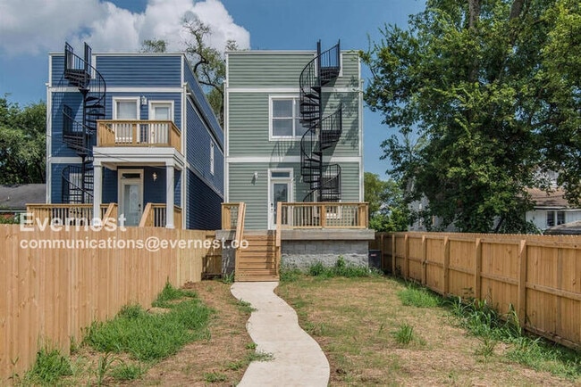 Primary Photo - 2905a Davis Ave