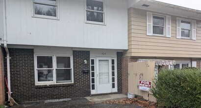 Building Photo - Townhouse