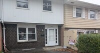 Building Photo - Townhouse