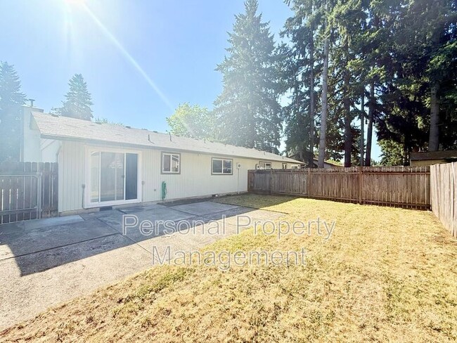 Building Photo - 914 NE 141st Ave