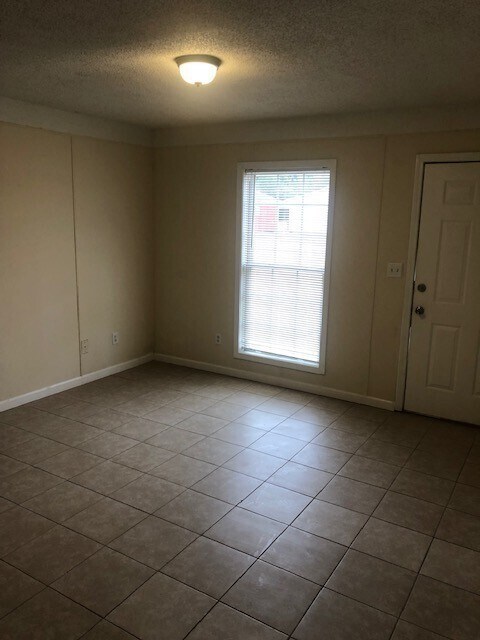 Building Photo - Recently Renovated 2 Bedroom 1 Bath Apartm...