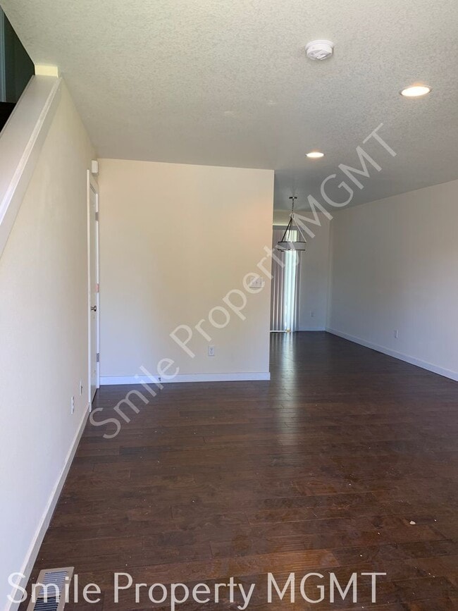 Building Photo - single house