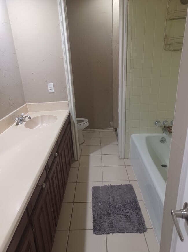 Building Photo - 3439 Racquet Club Dr