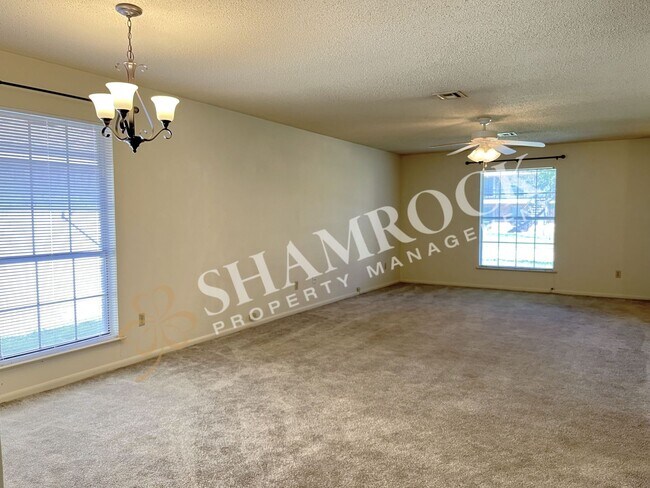Building Photo - Richland Mall Area Duplex