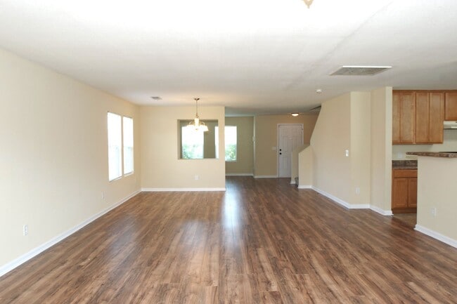 Building Photo - Move-In Special!