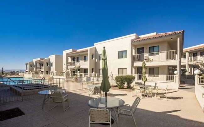 Building Photo - Studio/Condo Recently updated