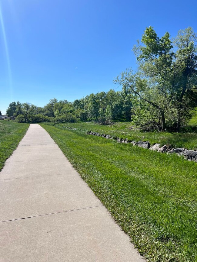 Building Photo - Stunning 5 Bedroom in the Coveted Kipling ...