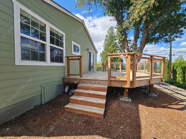 Building Photo - 408 SE Kibling St