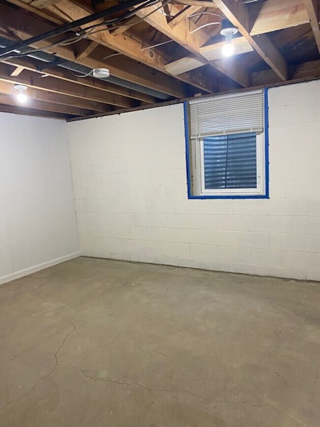 Building Photo - Ranch home with two car garage located on over 1/2 acre