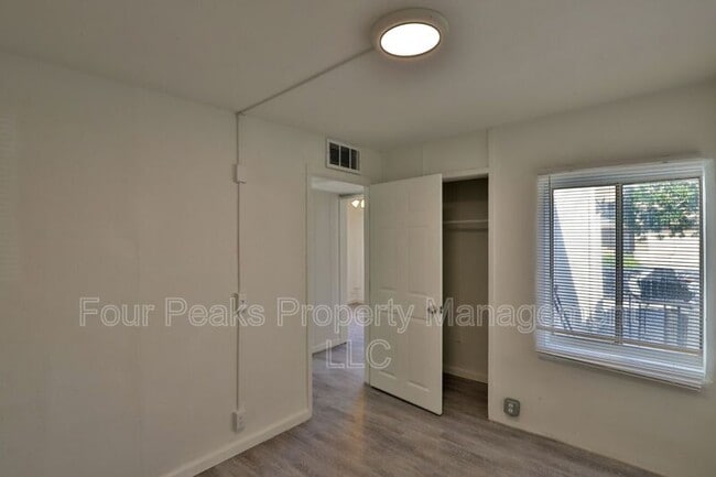 Building Photo - 102 E Hatcher Rd