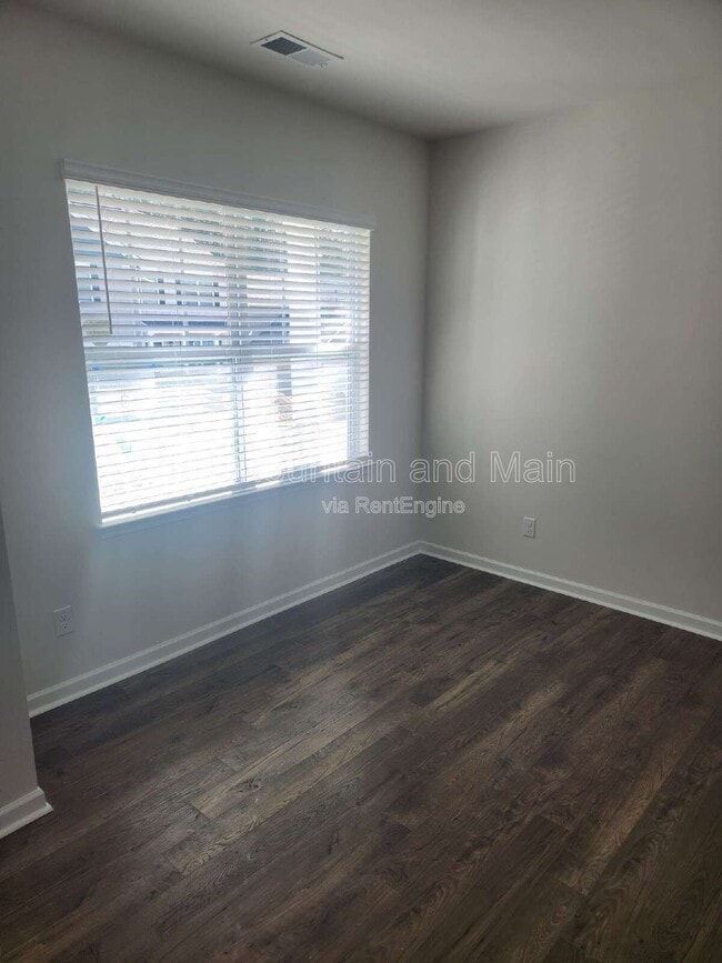 Building Photo - 568 Country Oak Dr