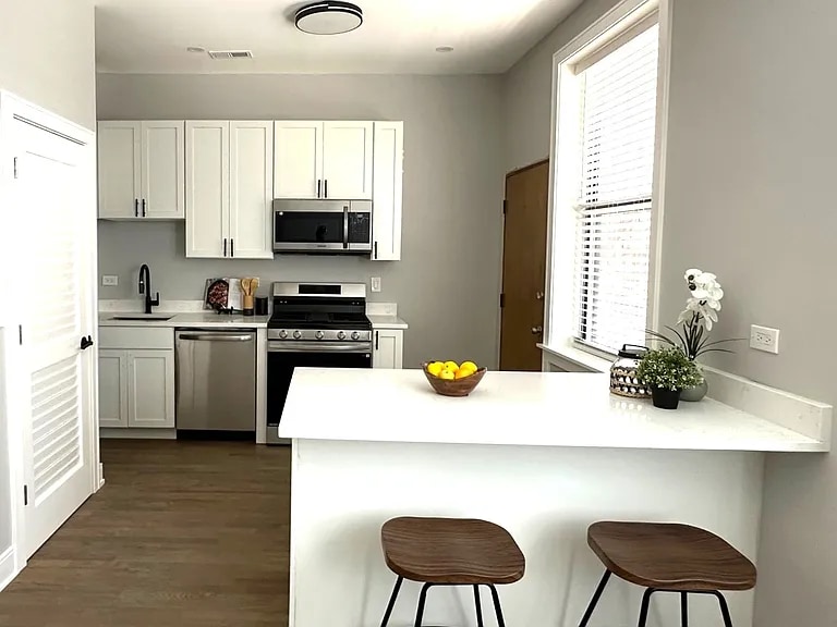 Building Photo - 3844 N Wilton Ave