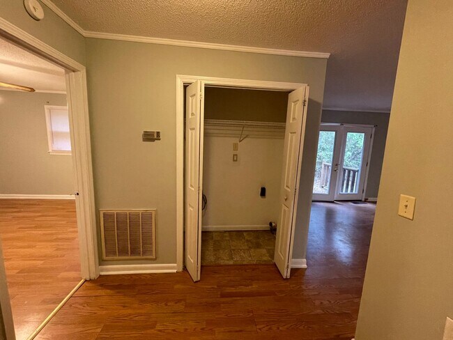 Building Photo - 347 Sunset Dr