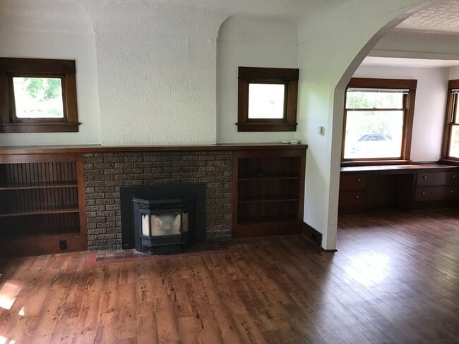 Building Photo - Charming 3 bed South Spokane Farm House
