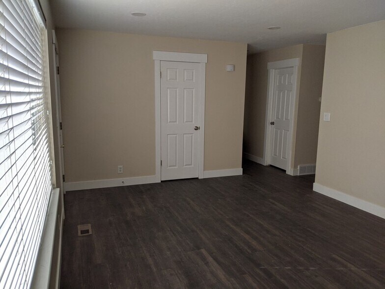 Building Photo - 1125 E Fallbrook Way