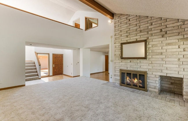 Building Photo - Prime Charbonneau Golf Community Location! 2 Bed, 2.5 Bath + Den, A/C, Washer/Dryer and Garage