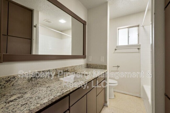 Building Photo - 4915 Westlake Dr