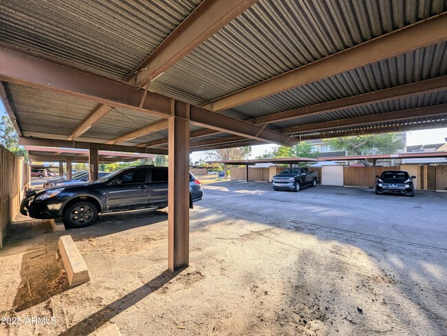 Building Photo - 2233 W Farmdale Ave