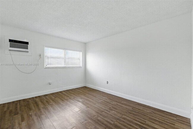Building Photo - 465 E 28th St