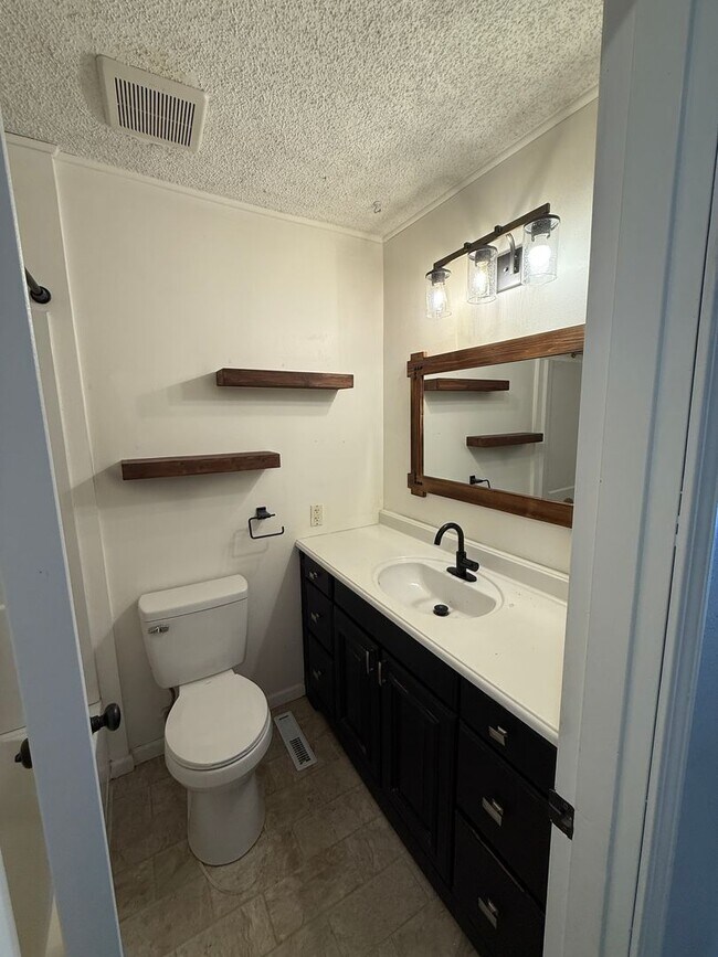 Building Photo - Welcome to this charming 3-bedroom, 2-bathroom home located in the heart of East Grand Forks, MN.