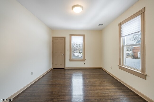 Building Photo - 302 Walnut Ave