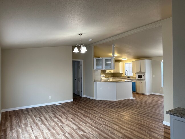 Building Photo - Beautiful 3 Bedroom 2 Bath Home Available Now