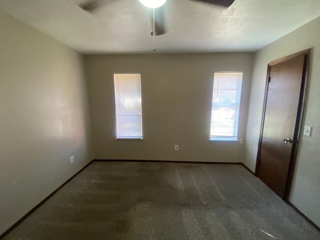 Building Photo - Charming 3 bedroom 1.5 bath