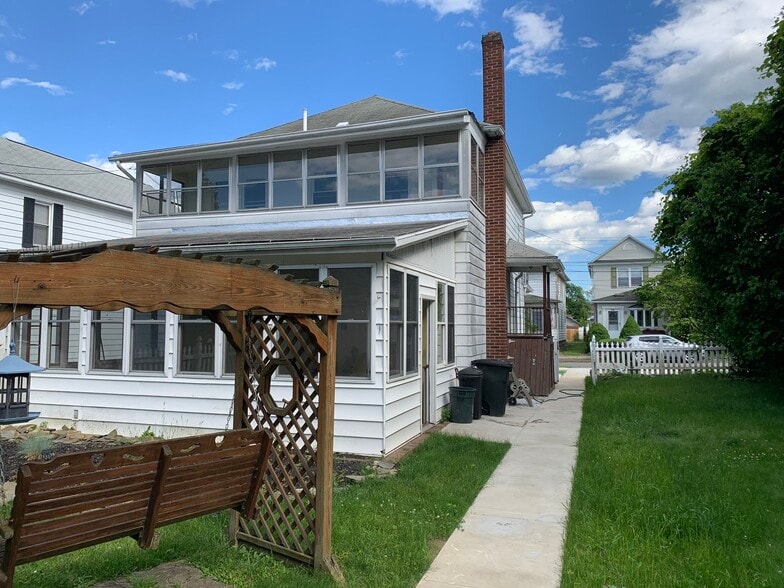 Building Photo - 141 Dennison St