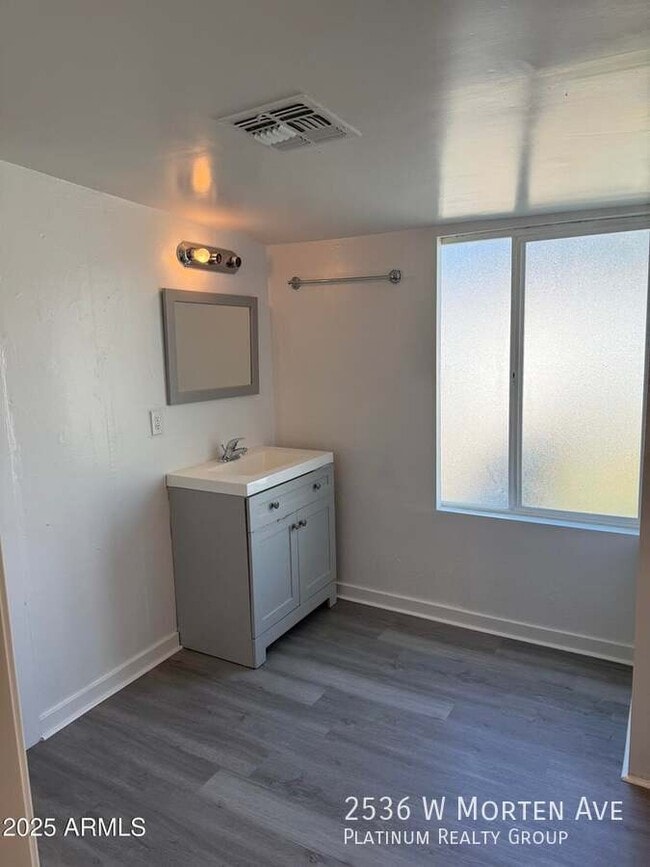 Building Photo - 2536 W Morten Ave