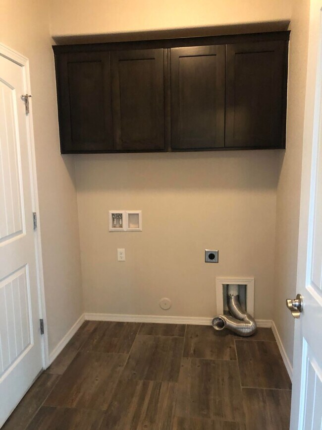 Building Photo - Beautiful Modern & Contemporary House 3 beds-2 baths in 79932