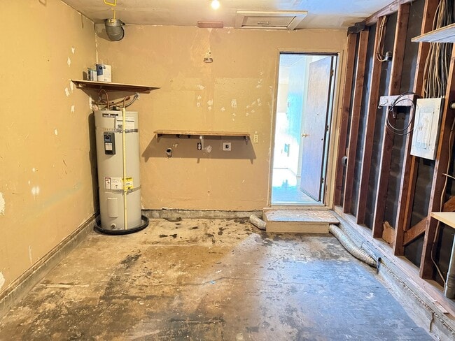 Building Photo - Updated 2 bedroom, 1 bath with garage!