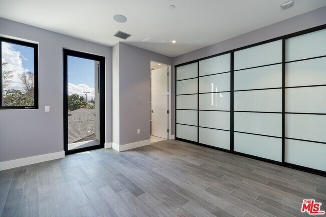 Building Photo - 159 S Bowling Green Way