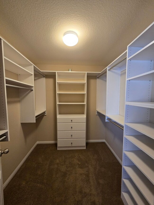 Building Photo - An Amazing 3 Bedroom Home in South East Las Vegas.