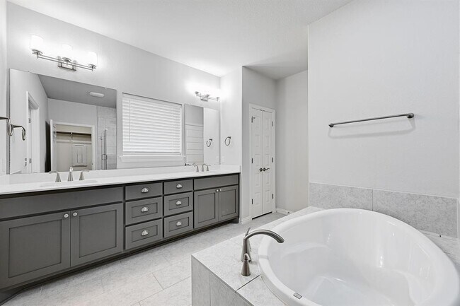 Building Photo - 8816 Mina Dr