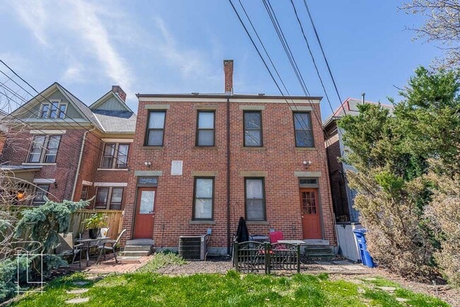 Building Photo - 860 Summit St