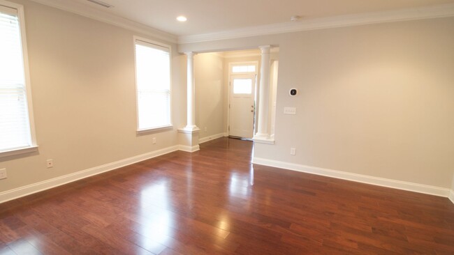 Building Photo - Breathtaking 2 Bd/2.5 Baths End-Unit Townh...