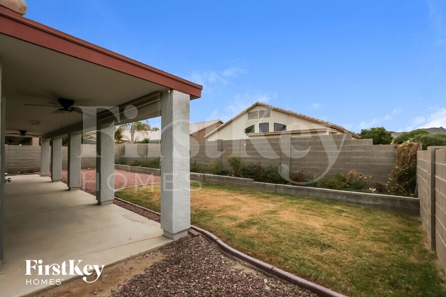 Building Photo - 1027 W Samantha Way