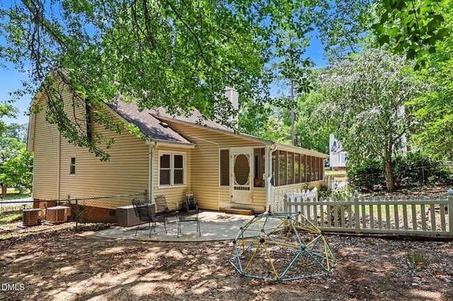 Building Photo - 302 Hutchins Dr