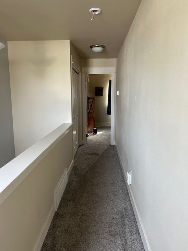 Building Photo - Beautifully Updated Town Home in the Heights with large, fenced yard