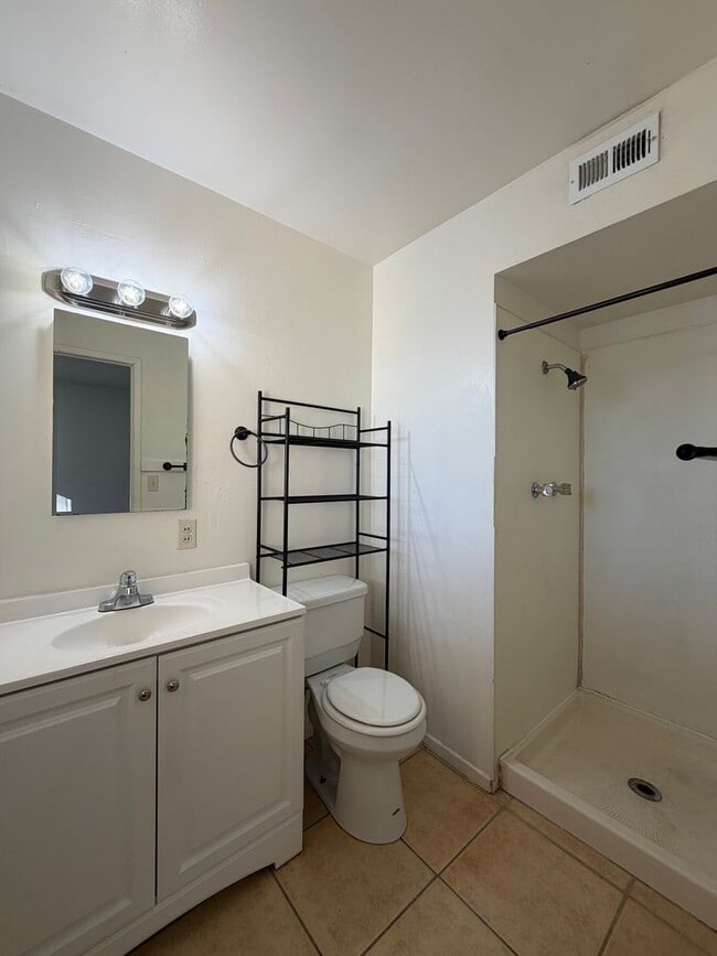 Building Photo - Spacious 3 Bedroom 2 Bathroom House For Rent