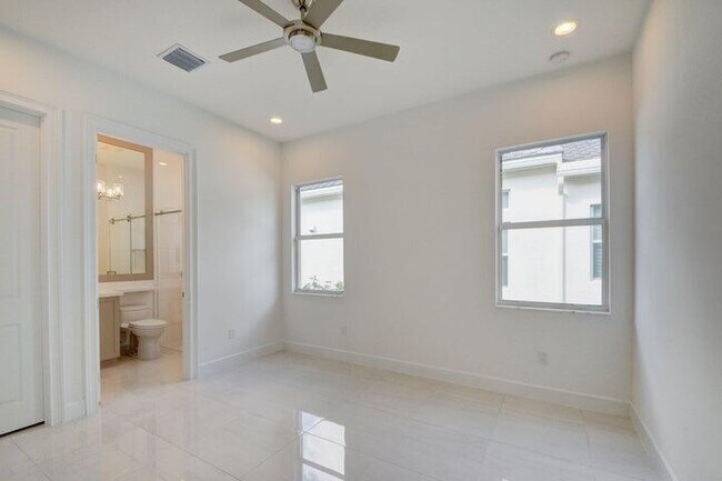 Building Photo - 12832 Veneto Springs Dr
