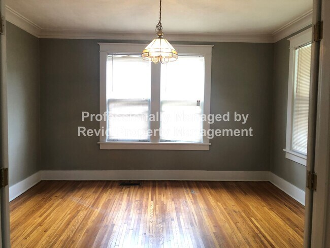 Building Photo - Large upstairs apartment in Midtown!