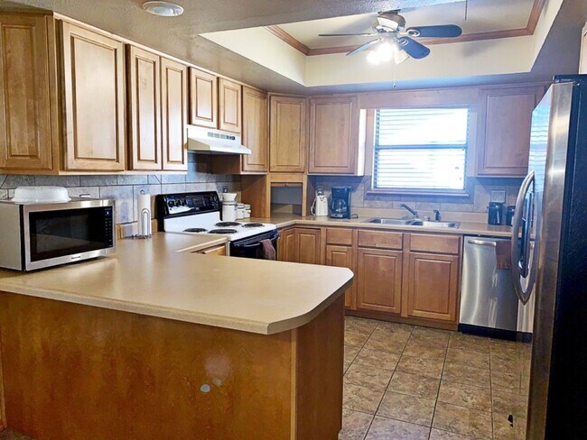 Building Photo - 3 Bedroom, 2 Bath, 2 car garage